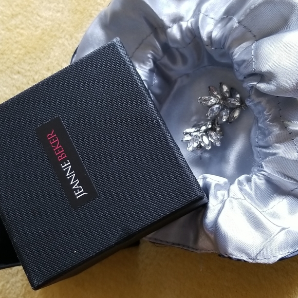 Jeanne Beker Crystal pierced earrings - Picture 5 of 14